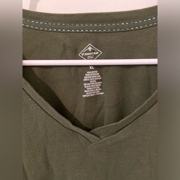 🧡Dark Green V-Neck - Picture 3 of 4